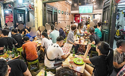 Nhiều người Việt ồn ào - Kỳ 4: Họ nói to, thì mình phải hét to hơn - Ảnh 2. Nhiều người Hà Nội thanh lịch nơi công cộng nhưng cũng có không ít người hay ồn ào làm ảnh hưởng đến người khác - Ảnh: NGUYỄN KHÁNH