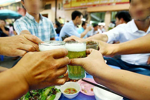 Dzô dzô bia hơi rền phố Nguyễn Thúc Kháng, Hà Nội - Ảnh: NGUYỄN KHÁNH Dzô dzô bia hơi rền phố Nguyễn Thúc Kháng, Hà Nội - Ảnh: NGUYỄN KHÁNH
