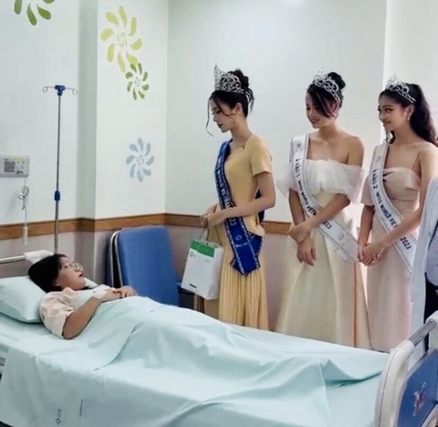 Tin tức giải trí 1-8: Tranh cãi vì ảnh hoa hậu Ý Nhi đến thăm bệnh viện - Ảnh 2. Cảnh ba người đẹp Ý Nhi, Đào Thị Hiền và Minh Kiên đến thăm một bệnh viện - Ảnh cắt từ clip