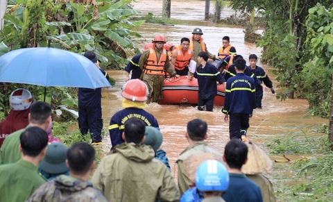 Ngành chức năng hỗ trợ di dời người dân TP Gia Nghĩa và tài sản đến nơi an toàn - Ảnh: M.PHƯƠNG Lực lượng chức năng đưa người dân ngập lụt ở TP Gia Nghĩa đến nơi an toàn - Ảnh: M.PHƯƠNG
