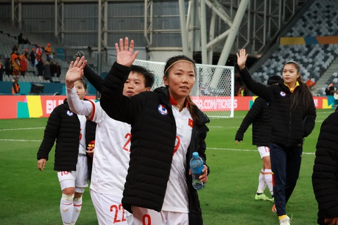 Sau World Cup 2023, tuyển nữ Việt Nam trở về vào ngày 3-8 - Ảnh 2. Huỳnh Như và các cầu thủ nữ Việt Nam chào CĐV Việt Nam tại New Zealand sau trận gặp Hà Lan - Ảnh: TRUNG NGHĨA