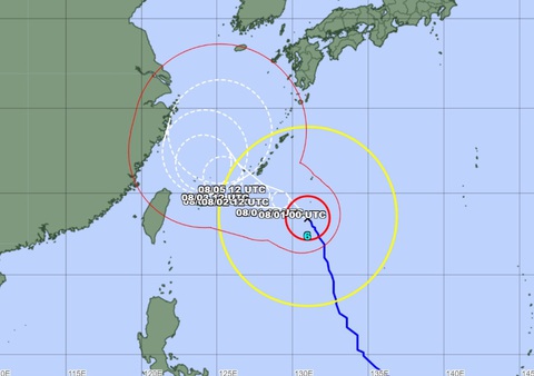 Bão Khanun dự kiến sẽ mạnh lên tại chuỗi đảo Okinawa, Nhật Bản, trong ngày 2-8 - Ảnh: KYODO NEWS Bão Khanun dự kiến sẽ mạnh lên tại chuỗi đảo Okinawa, Nhật Bản, trong ngày 2-8 - Ảnh: KYODO NEWS