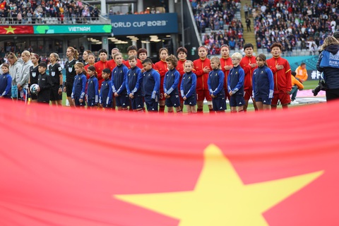 VFF viết thư cảm ơn người hâm mộ 'đồng hành' cùng tuyển nữ Việt Nam ở World Cup 2023 - Ảnh 1. Quốc ca Việt Nam vang lên tại VCK FIFA World Cup nữ 2023 - Ảnh: ĐỨC ĐỒNG