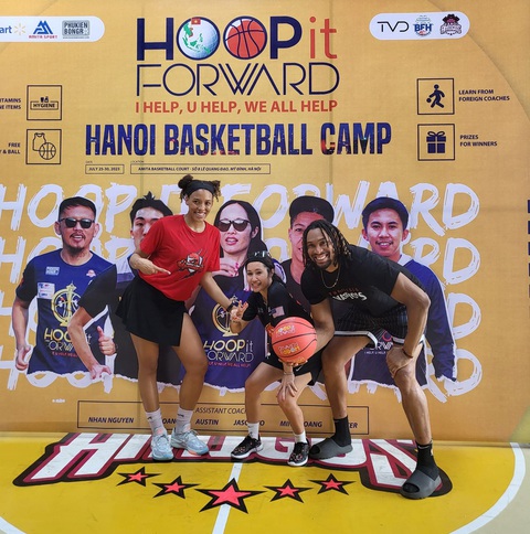Sao VBA 2023 tiết lộ biệt danh từ thuở trung học - Ảnh 4. John Fields (bìa phải) góp mặt tại Trại huấn luyện bóng rổ thiếu nhi HIF - Ảnh: VBA