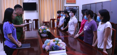 Điều trị bệnh nhân 'ảo', phó giám đốc bệnh viện và 6 nhân viên bị khởi tố - Ảnh 1. Công an TP Vinh đọc lệnh khởi tố bảy bị can công tác tại Bệnh viện Đa khoa Thái An - Ảnh: Công an cung cấp