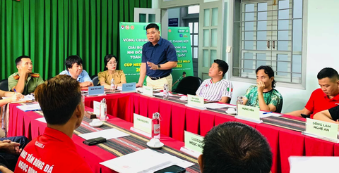 Cầu thủ U11 SLNA nghi gian lận tuổi: sai lệch tuổi từ đâu? - Ảnh 1. Ban tổ chức vòng chung kết Giải bóng đá nhi đồng toàn quốc năm 2023 họp kiểm tra nhân sự cầu thủ các đội bóng - Ảnh: VFF