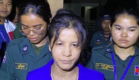 Campuchia bắt người xúc phạm thủ tướng tương lai - Ảnh 1. Cảnh sát Phnom Penh bắt bà Phi Ouk - Ảnh: KHMER TIMES