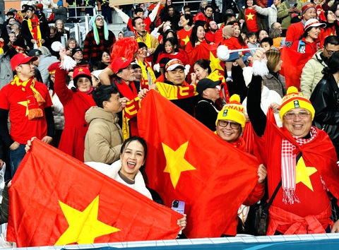 VFF viết thư cảm ơn người hâm mộ sau World Cup nữ 2023 - Ảnh 4. Người hâm mộ Việt Nam cổ vũ đội tuyển trong trận đấu với Hà Lan chiều 1-8 - Ảnh: TRUNG NGHĨA