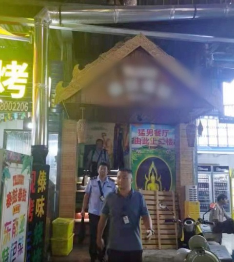 Phục vụ nam bón thức ăn cho khách khiến quán 'sập tiệm' - Ảnh 2. Nhà hàng với chiêu phục vụ "18+" đã phải đóng cửa