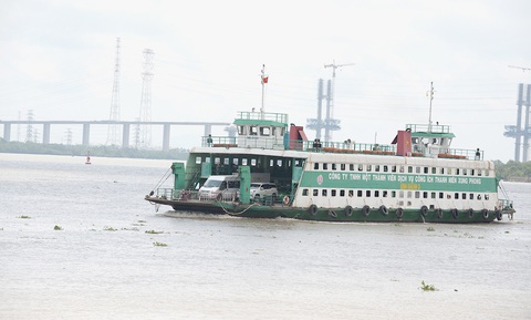 Cần Giờ không thể phát triển nếu cứ phải qua sông lụy phà - Ảnh: T.T.D. Cần Giờ không thể phát triển nếu cứ phải qua sông lụy phà - Ảnh: T.T.D.