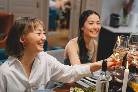 Lòng tốt làm môi trường làm việc 'nở hoa' - Ảnh 2. Lòng tốt khiến giảm bớt sự đề phòng, gia tăng sự hợp tác – Ảnh: Pexels