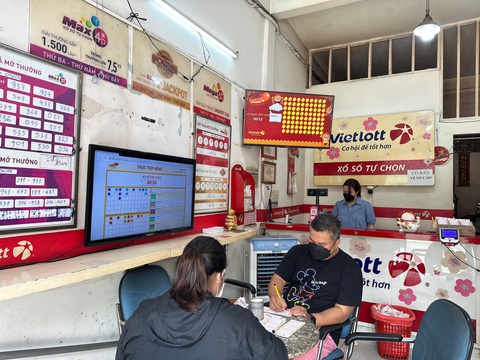 Ông chủ điểm bán Vietlott ‘mát tay’ với 9 lần giúp khách nổ Jackpot - Ảnh 3. Ông chủ điểm bán Vietlott ‘mát tay’ với 9 lần giúp khách nổ Jackpot - Ảnh 3.