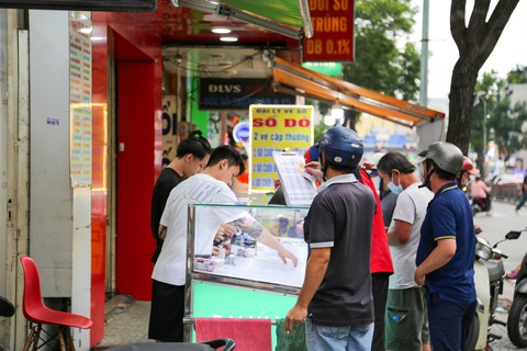 Người mua vé số tại một đại lý trên đường Xô Viết Nghệ Tĩnh, TP.HCM - Ảnh: PHƯƠNG QUYÊN Người mua vé số tại một đại lý trên đường Xô Viết Nghệ Tĩnh, TP.HCM - Ảnh: PHƯƠNG QUYÊN