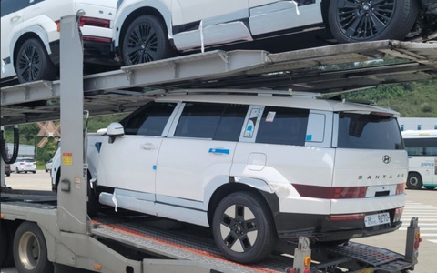 Nhiều cấu hình, màu sắc của Hyundai Santa Fe đời mới xuất hiện ngoài thực tế - Ảnh 5. Nhiều cấu hình, màu sắc của Hyundai Santa Fe đời mới xuất hiện ngoài thực tế - Ảnh 5.