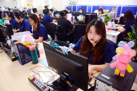 Tại trụ sở một tổng đài chuyên tư vấn, giải đáp thông tin cho khách hàng của một doanh nghiệp - Ảnh: Q.ĐỊNH Tại trụ sở một tổng đài chuyên tư vấn, giải đáp thông tin cho khách hàng của một doanh nghiệp - Ảnh minh họa: Q.ĐỊNH