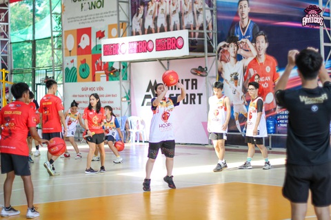 Sao VBA 2023 tiết lộ biệt danh từ thuở trung học - Ảnh 3. Trại viên nữ luyện tập tư thế ném bóng - Ảnh: VBA