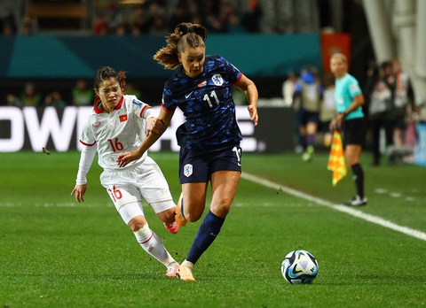 Tuyển thủ Dương Thị Vân đã có kỳ World Cup nữ 2023 thi đấu tốt ở vai trò tiền vệ phòng ngự dù thua kém về thể hình so với đối thủ - Ảnh: REUTERS Tuyển nữ Việt Nam để thua tuyển nữ Hà Lan 0-7 ở World Cup 2023 - Ảnh: REUTERS