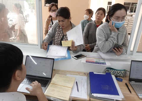 Phụ huynh đến xác nhận thông tin nhập học lớp 6 vào Trường THCS Kim Đồng, Q.5, TP.HCM - Ảnh: NHƯ HÙNG Phụ huynh đến xác nhận thông tin nhập học lớp 6 vào Trường THCS Kim Đồng, Q.5, TP.HCM - Ảnh: NHƯ HÙNG