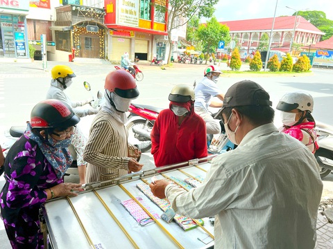 Anh Phan Thanh Hải, chủ đại lý vé số cấp 3 ở Sóc Trăng hiểu nỗi vất vả của người bán vé số dạo nên để lại hoa hồng 1.200 đồng/tờ - Ảnh: KHẮC TÂM Anh Phan Thanh Hải, chủ đại lý vé số cấp 3 ở Sóc Trăng hiểu nỗi vất vả của người bán vé số dạo nên để lại hoa hồng 1.200 đồng/tờ - Ảnh: KHẮC TÂM