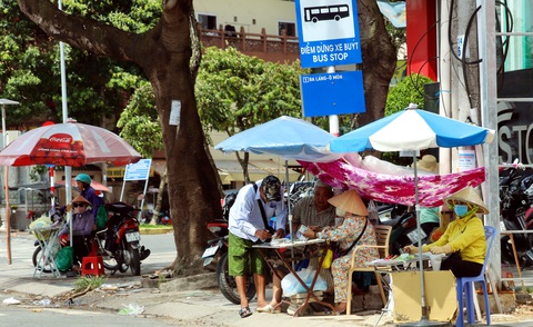 Tại đường Hòa Bình, quận Ninh Kiều (Cần Thơ) có rất nhiều điểm bán vé số cố định. Đây là nghề mưu sinh được nhiều người nghèo tại Cần Thơ lựa chọn - Ảnh: CHÍ QUỐC Tại đường Hòa Bình, quận Ninh Kiều (Cần Thơ) có rất nhiều điểm bán vé số cố định. Đây là nghề mưu sinh được nhiều người nghèo tại Cần Thơ lựa chọn - Ảnh: CHÍ QUỐC