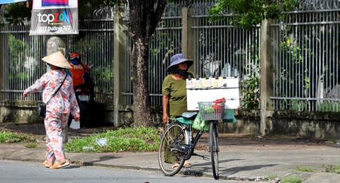 Người bán vé số dạo ở Cần Thơ - Ảnh: CHÍ QUỐC Người bán vé số dạo ở Cần Thơ - Ảnh: CHÍ QUỐC