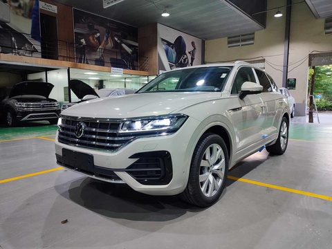 Tin tức giá xe: Volkswagen Touareg giảm kỷ lục 225 triệu, 'hạ phàm' ngang Mercedes-Benz GLC - Ảnh 6. Cả hai bản đều sử dụng động cơ tăng áp TFSI 2.0L, cho công suất 251 mã lực và mô men xoắn 370 Nm. Hộp số tự động 8 cấp và hệ dẫn động bốn bánh 4Motion. Xe cho phép người lái chọn 7 chế độ lái phù hợp với từng điều kiện địa hình khác nhau: Eco, Comfort, Normal, Sport, Offroad, Snow, Custom. Tất cả đồng bộ với các chế độ điều chỉnh chiều cao gầm xe của hệ thống treo khí nén trên phiên bản Luxury - Ảnh: Đại lý Volkswagen/Facebook