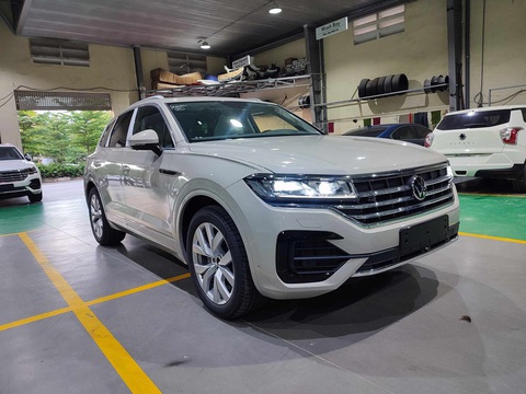 Tin tức giá xe: Volkswagen Touareg giảm kỷ lục 225 triệu, 'hạ phàm' ngang Mercedes-Benz GLC - Ảnh 7. Công nghệ an toàn đáng chú ý có ABS, BA, EBD, cân bằng điện tử, hỗ trợ khởi hành ngang dốc, hỗ trợ đổ đèo, kiểm soát cự ly đỗ xe, phản ứng thông minh sau va chạm, ga tự động, camera 360 độ, kiểm soát áp suất lốp hay 10 túi khí - Ảnh: Đại lý Volkswagen/Facebook
