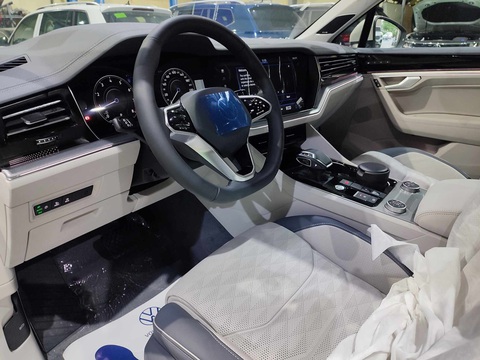 Tin tức giá xe: Volkswagen Touareg giảm kỷ lục 225 triệu, 'hạ phàm' ngang Mercedes-Benz GLC - Ảnh 5. Hàng ghế trước chỉnh điện, có tính năng nhớ vị trí, sưởi ấm, làm mát và massage. Cửa sổ trời toàn cảnh. Không gian hàng ghế sau rộng rãi cùng với tiện ích bệ đỡ tay trung tâm và rèm che nắng. Tính năng Ambient light cho phép tùy chọn 30 màu sắc khác nhau - Ảnh: Đại lý Volkswagen/Facebook