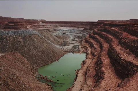 Điều gì đang thúc đẩy các cuộc đảo chính ở Niger và khắp Tây Phi? - Ảnh 1. Niger là nước sản xuất uranium lớn thứ hai châu Phi - mỏ uranium Tamgak ở Arlit, Niger - Ảnh: REUTERS