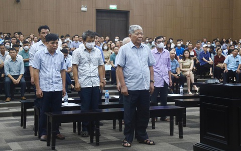 Trả hồ sơ điều tra bổ sung vụ ông Lê Thanh Thản lừa dối khách hàng - Ảnh 2. Các bị cáo tại phiên tòa ngày 10-8. Ảnhh: THÂN HOÀNG