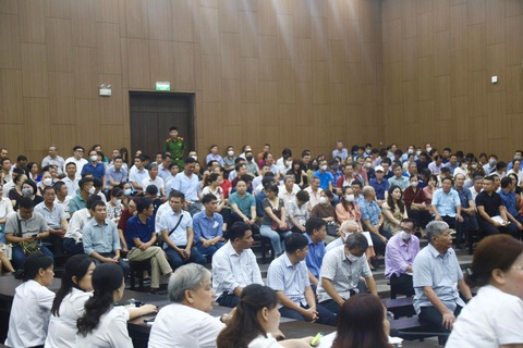 Xét xử ‘đại gia’ Lê Thanh Thản vụ xây cả tòa nhà trái phép lừa hơn 500 khách hàng - Ảnh 2. Hàng trăm người đến dự phiên toà - Ảnh: DANH TRỌNG