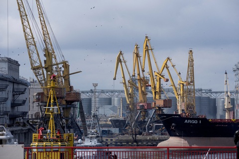 Khu vực xuất ngũ cốc tại cảng Odessa ở miền nam Ukraine - Ảnh: REUTERS Khu vực xuất ngũ cốc tại cảng Odessa ở miền nam Ukraine - Ảnh: REUTERS