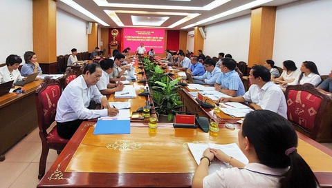 Dân thắng kiện bị “ngâm án”, đề nghị xử lý vi phạm thi hành án - Ảnh 1. Đoàn đại biểu Quốc hội tỉnh Khánh Hòa cùng 18 cơ quan, ban ngành tiếp người dân thắng kiện nhưng không được thi hành án đúng pháp luật - Ảnh: PHAN SÔNG NGÂN