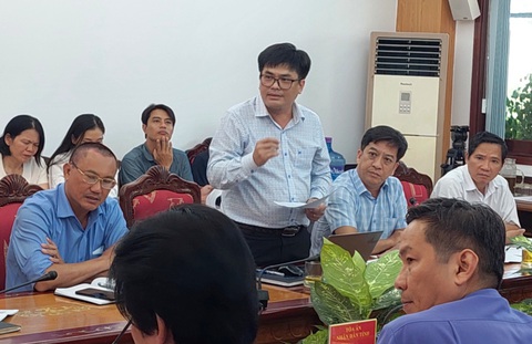 Dân thắng kiện bị “ngâm án”, đề nghị xử lý vi phạm thi hành án - Ảnh 3. Phó chủ tịch UBND TP Nha Trang Lê Đại Dương (đứng) phát biểu tại buổi tiếp công dân công khai (13-6-2023) của Đoàn đại biểu Quốc hội tỉnh Khánh Hòa về vụ dân thắng kiện không được thi hành án đúng luật - Ảnh: PHAN SÔNG NGÂN