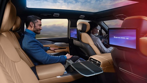 Cadillac Escalade thuần điện đỉnh cao ra mắt: Chạy hơn 700 km mỗi lần sạc, hệ thống giải trí khủng - Ảnh 5. Người dùng hàng 2 được tiếp cận những tiện nghi không kém hàng đầu - Ảnh: Cadillac