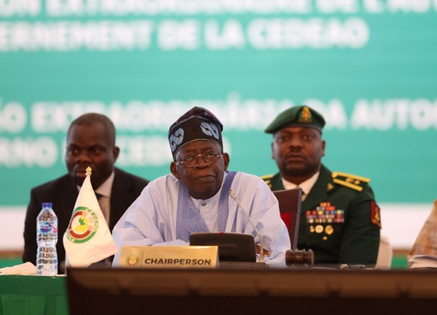 Tổng thống Nigeria Bola Tinubu vẫn khẳng định cần ưu tiên ngoại giao để giải quyết cuộc khủng hoảng ở Niger - Ảnh: AFP Tổng thống Nigeria Bola Tinubu vẫn khẳng định cần ưu tiên ngoại giao để giải quyết cuộc khủng hoảng ở Niger - Ảnh: AFP