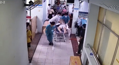 Ngưng tim lúc chờ khám bệnh, cấp cứu liên hoàn cứu cụ ông - Ảnh 1. Hình ảnh ghi lại thời điểm nhân viên y tế Bệnh viện Thành phố Thủ Đức nhanh chóng cấp cứu bệnh nhân bị ngưng tim trong lúc chờ khám bệnh do nhồi máu cơ tim cấp - Ảnh: Bệnh viện cung cấp