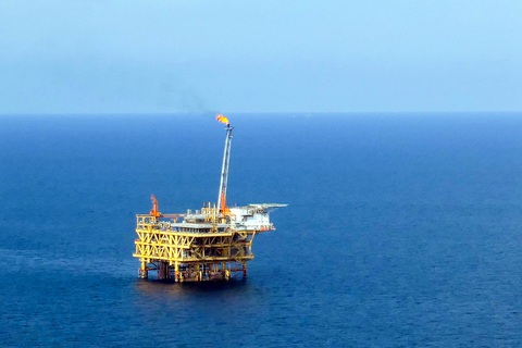 Petrovietnam nỗ lực duy trì nhịp độ cao trong sản xuất kinh doanh - Ảnh 3. Giàn khoan tại mỏ Sư Tử Vàng