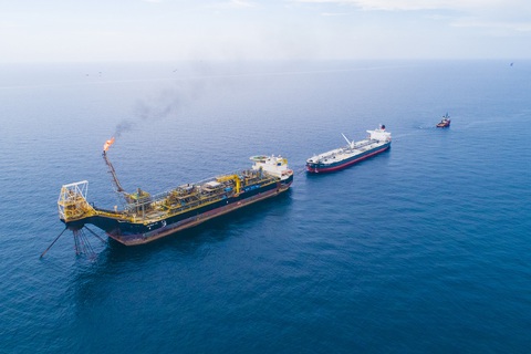 Petrovietnam nỗ lực duy trì nhịp độ cao trong sản xuất kinh doanh - Ảnh 4. Xuất bán dầu thô của Cửu Long JOC