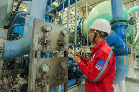 Petrovietnam nỗ lực duy trì nhịp độ cao trong sản xuất kinh doanh - Ảnh 7. Người lao động PV Power kiểm tra thiết bị tại NMĐ Nhơn Trạch 2