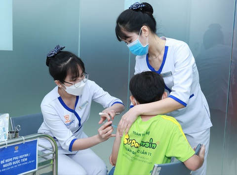 Phụ huynh đưa con tiêm chủng trước khi quay trở lại trường học - Ảnh: Nhật Minh Phụ huynh đưa con tiêm chủng trước khi quay trở lại trường học - Ảnh: Nhật Minh