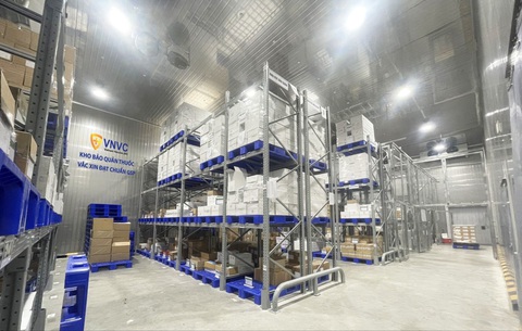 Kịp thời tiêm chủng cho trẻ trước năm học mới - Ảnh 2. Kho lạnh VNVC có thể bảo quản hơn 300 triệu liều vắc xin theo chuẩn quốc tế (2-8 độ C), đảm bảo tối đa an toàn tiêm chủng - Ảnh: Mộc Miên