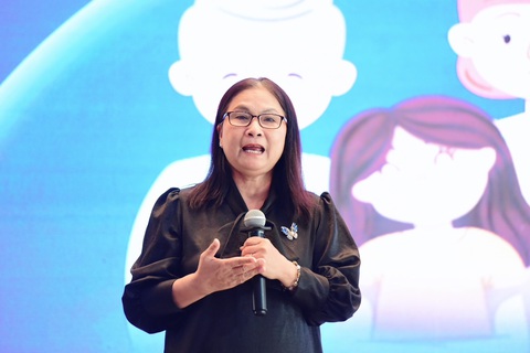 Trao 147 giải thưởng cho các tác giả tham gia cuộc thi 'Tiêm ngừa- Chuyện chưa kể' - Ảnh 3. BS.CKI Bạch Thị Chính, giám đốc y khoa Hệ thống Trung tâm tiêm chủng VNVC, cảm ơn sự đồng hành của báo Tuổi Trẻ để có một cuộc thi ý nghĩa - Ảnh: DUYÊN PHAN
