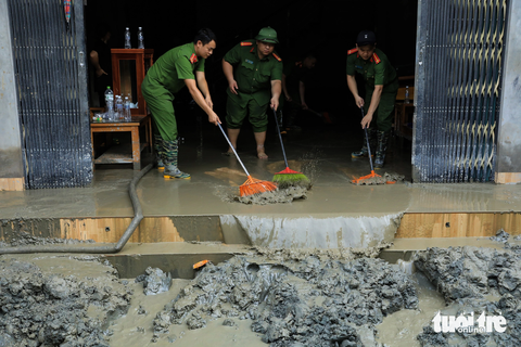Vụ bục cống xả hồ thải nhà máy đồng Tả Phời: ‘Sự cố không mong muốn xảy ra nhưng nó đã xảy ra…’ - Ảnh 5. Bùn thải tràn vào nhà hàng chục hộ dân ở thôn Phời 3