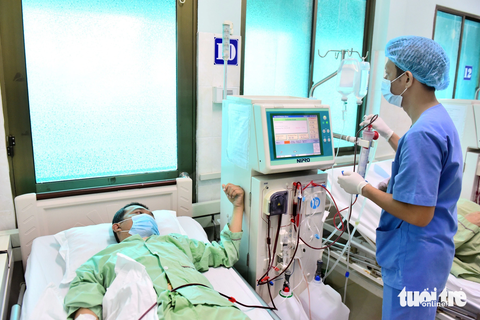 Từ phóng sự của Tuổi Trẻ, ngành y tế bổ sung đơn vị chạy thận tại Cần Giờ - Ảnh 1. Anh Huỳnh Tấn Tài (34 tuổi) - một trong ba người suy thận giai đoạn cuối ở xã đảo Thạnh An, Cần Giờ - phải vượt qua hành trình gian nan lên Bệnh viện Nguyễn Tri Phương chạy thận - Ảnh: DUYÊN PHAN