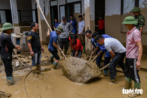 'Tích cóp cả đời mới xây được nhà, trong tích tắc lũ quét không còn thứ gì' - Ảnh 5. Sau lũ, mọi người chung tay cùng nhau tập hợp lại, dọn dẹp từng nhà và những khu vực phục vụ cộng đồng - Ảnh: NAM TRẦN