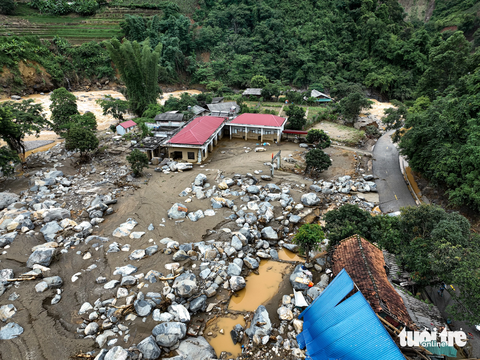 'Tích cóp cả đời mới xây được nhà, trong tích tắc lũ quét không còn thứ gì' - Ảnh 2. Nhiều nhà dân ở khu vực Trạm y tế xã Hồ Bốn bị xóa sổ sau trận lũ quét - Ảnh: NAM TRẦN