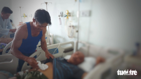 Ngư dân bị đánh trên tàu cá ở Kiên Giang nói gì? - Ảnh 1. Ông C. hiện đang điều trị tại Bệnh viện Đa khoa tỉnh Kiên Giang - Ảnh: C.CÔNG