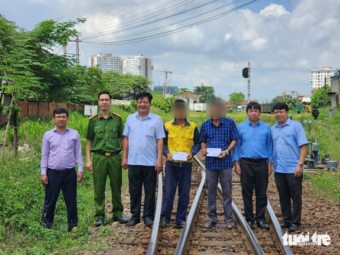 Người dân bắt trộm tháo đường ray: ‘Tôi làm vì biết mất một con ốc sẽ uy hiếp chạy tàu - Ảnh 2. Lãnh đạo Công ty cổ phần Đường sắt Sài Gòn cùng lực lượng chức năng địa phương tặng quà cho người dân và nhân viên tuần đường sắt phát hiện vụ trộm - Ảnh: Công ty cổ phần Đường sắt Sài Gòn
