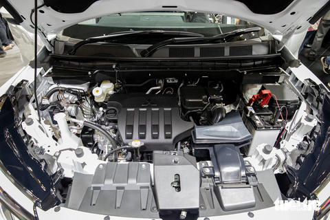 Ảnh chi tiết Mitsubishi XForce: 'Đọ' HR-V bằng sắc vóc thể thao, công nghệ ngập tràn - Ảnh 16. Xe sử dụng động cơ 1.5L MIVEC, 4 xy-lanh, cho công suất 105 mã lực tại 6.000 v/ph và mô-men xoắn 141 Nm tại 4.000 v/ph, kết hợp hộp số tự động vô cấp CVT và hệ dẫn động cầu trước. Công nghệ AYC tương tự trên Xpander Cross giúp xe vào cua vững chãi hơn nhờ việc tự động điều chỉnh thiếu lái, thừa lái. Ngoài ra, xe còn có 4 chế độ lái, gồm đường bình thường, đường trơn trượt, đường sỏi đá, đường bùn lầy, tối ưu cho xe vận hành trên các bề mặt tương ứng